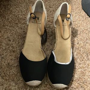 NWT Sz 8.5 White Mountain
Mamba Espadrille Wedge Sandals